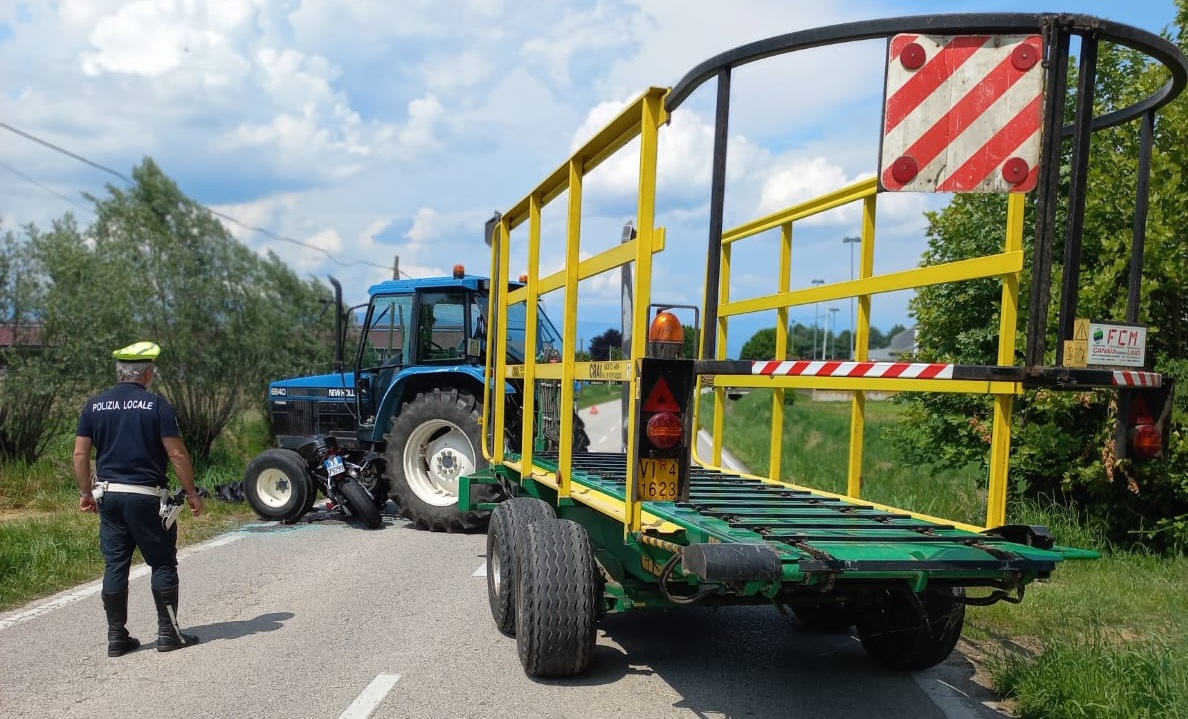 Motociclista Enne Non Riesce A Evitare Un Trattore E L Impatto