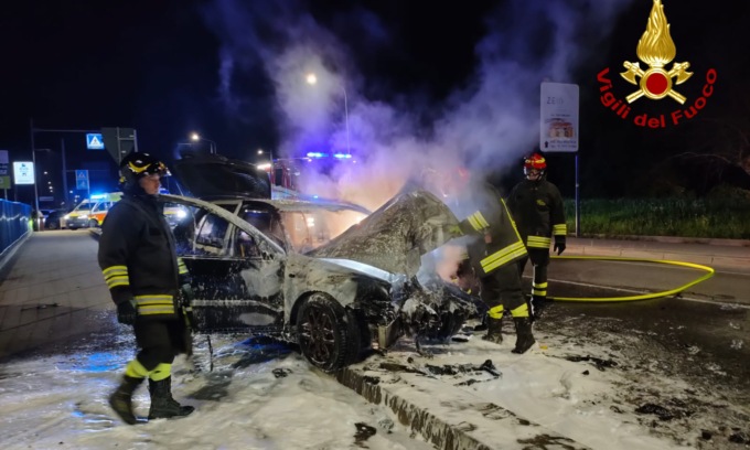 Violento frontale tra due auto a Zanè una prende fuoco un morto e due