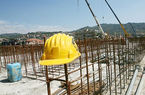 Operaio precipita da un tetto: caduta fatale da 15 metri d’altezza