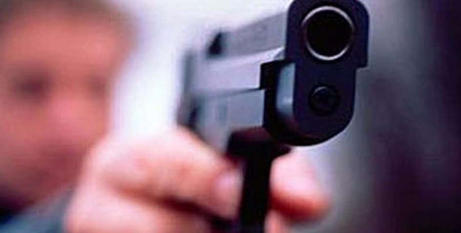 Con la pistola in mano pretende l’incasso del ristorante ma il titolare reagisce: 21enne arrestato