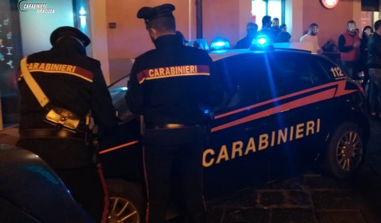 Rissa fuori dal bar, in due finiscono in manette