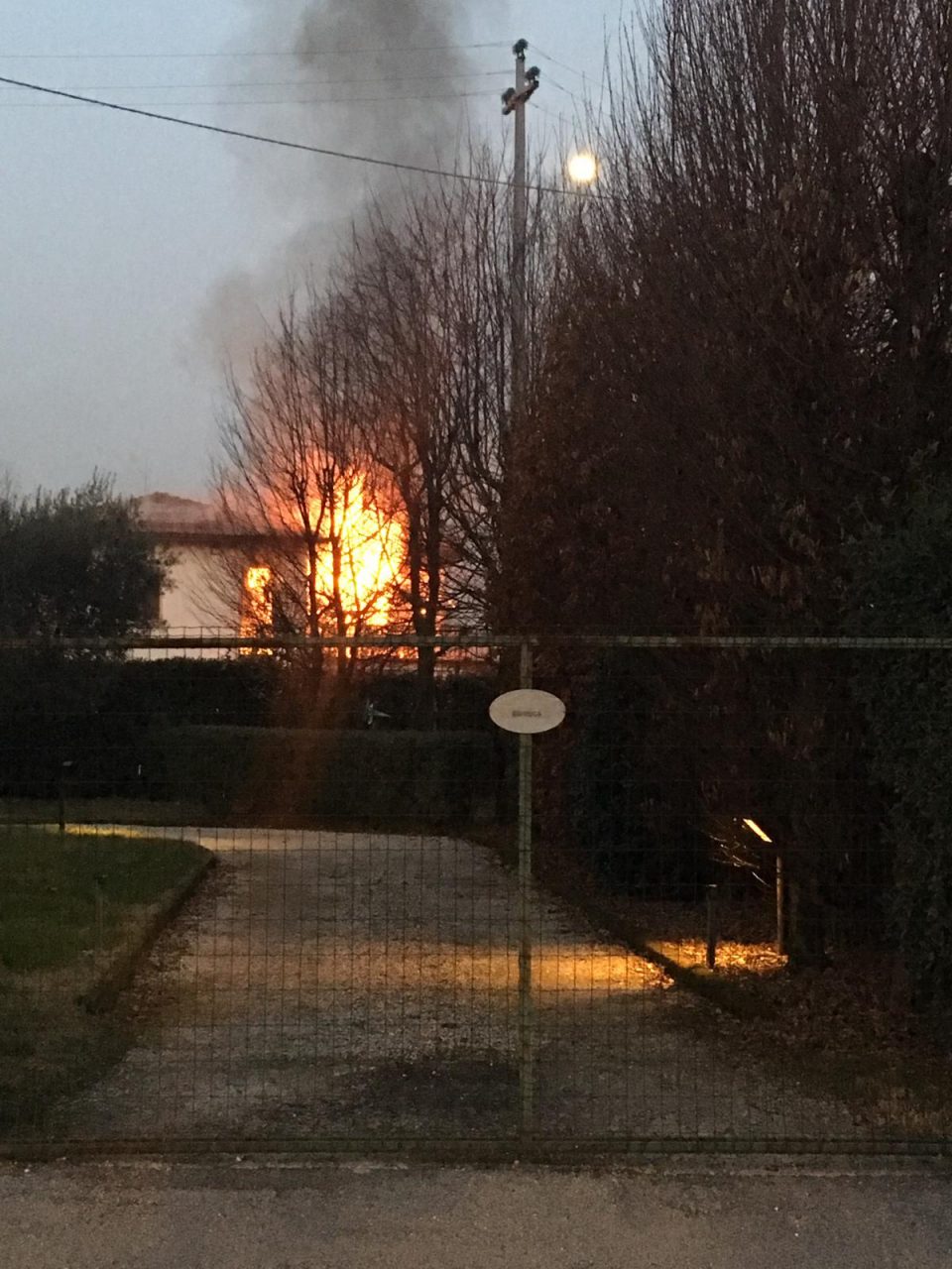 Casa a fuoco, le fiamme mandano tutto in fumo