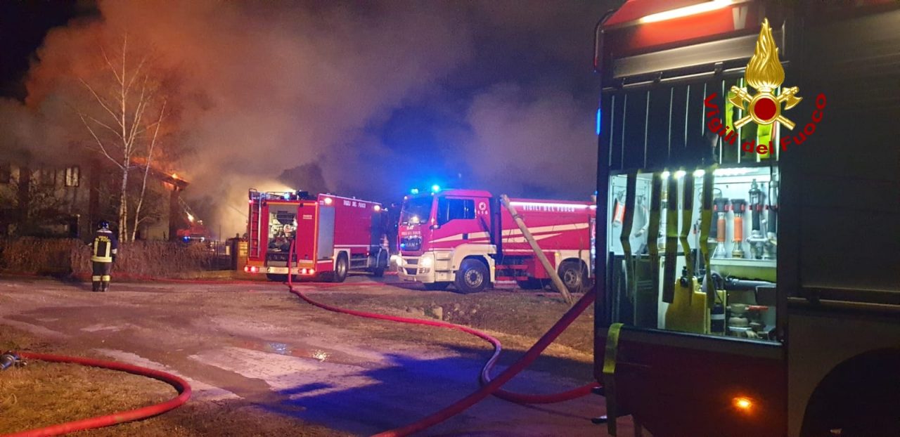 vigili del fuco, incendio ad un tetto di gambellara gravi danni a due abitazioni