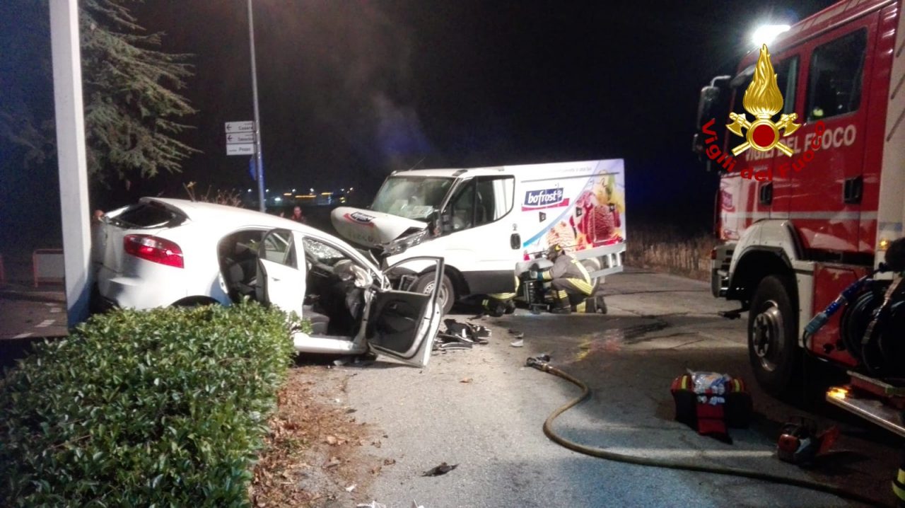 Incidente frontale: due feriti trasportati in ospedale