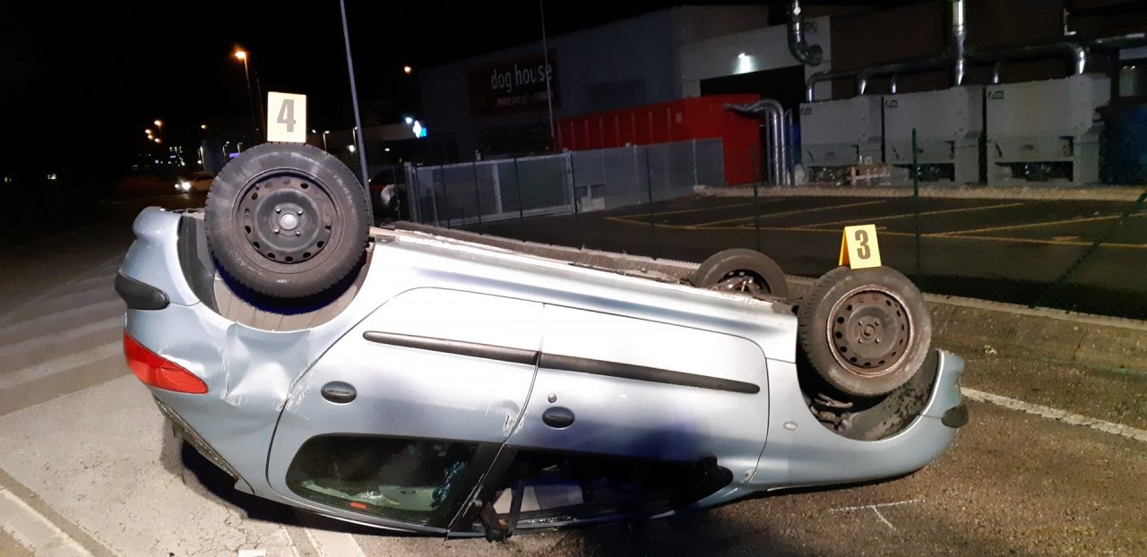 Scontro tra auto a Schio, una si ribalta. Nessun ferito