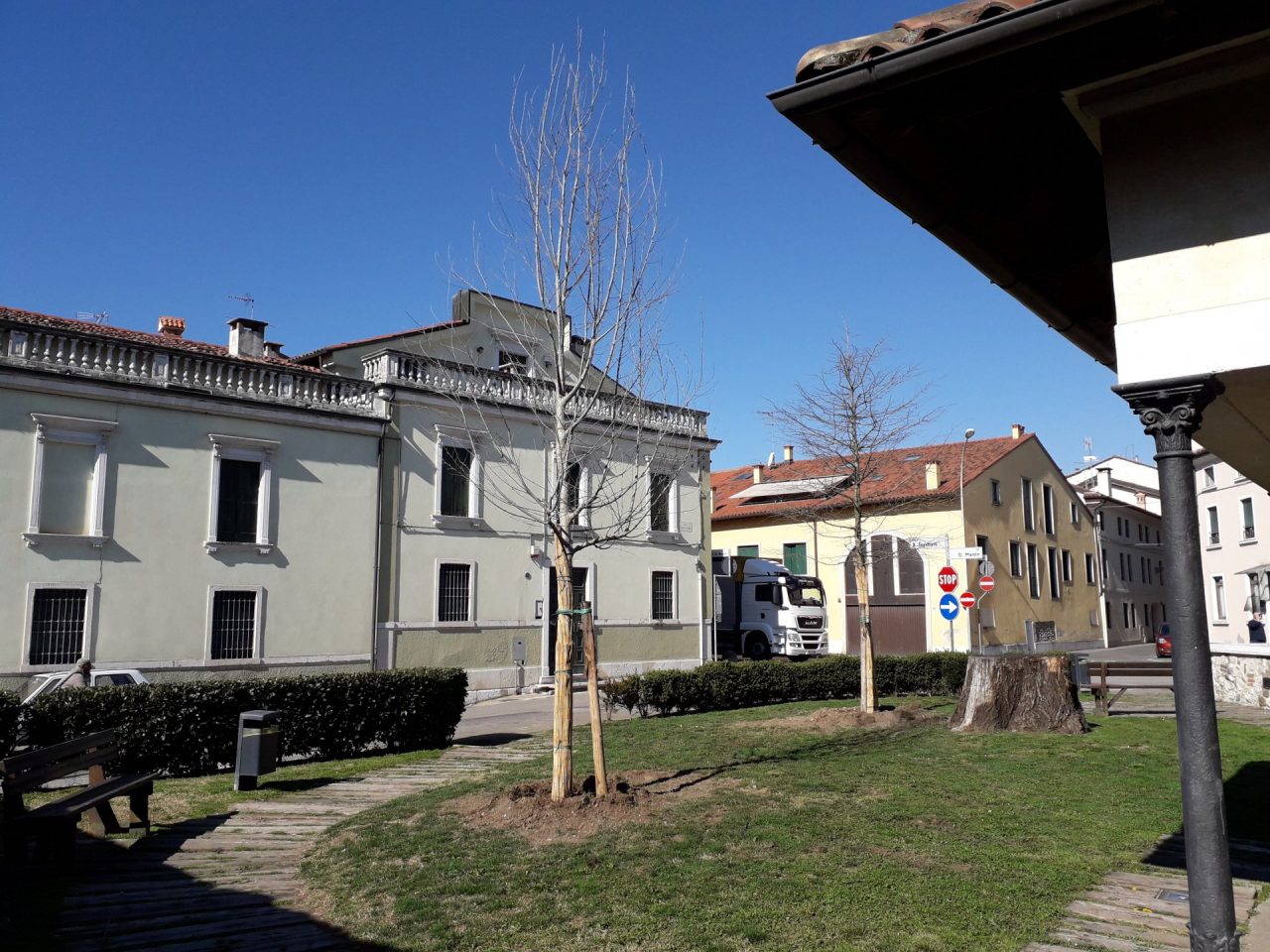 Via i pioppi a Schio e con il legno una scultura