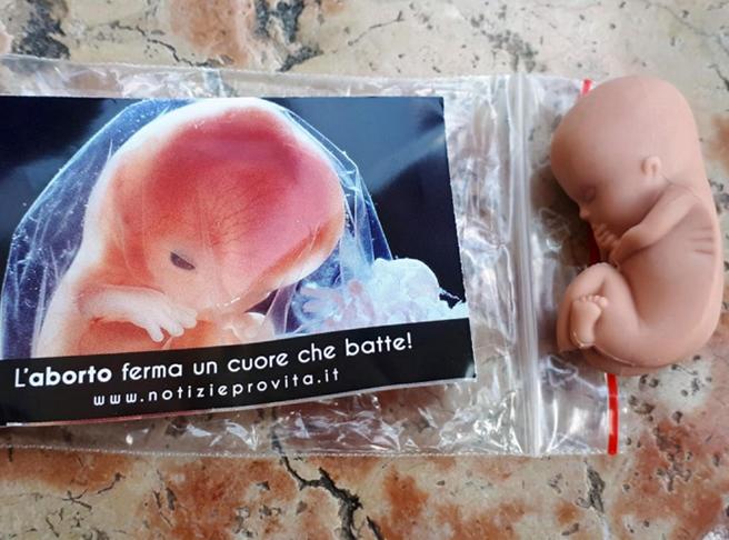 Il feto di plastica gadget distribuito al Congresso delle famiglie di Verona