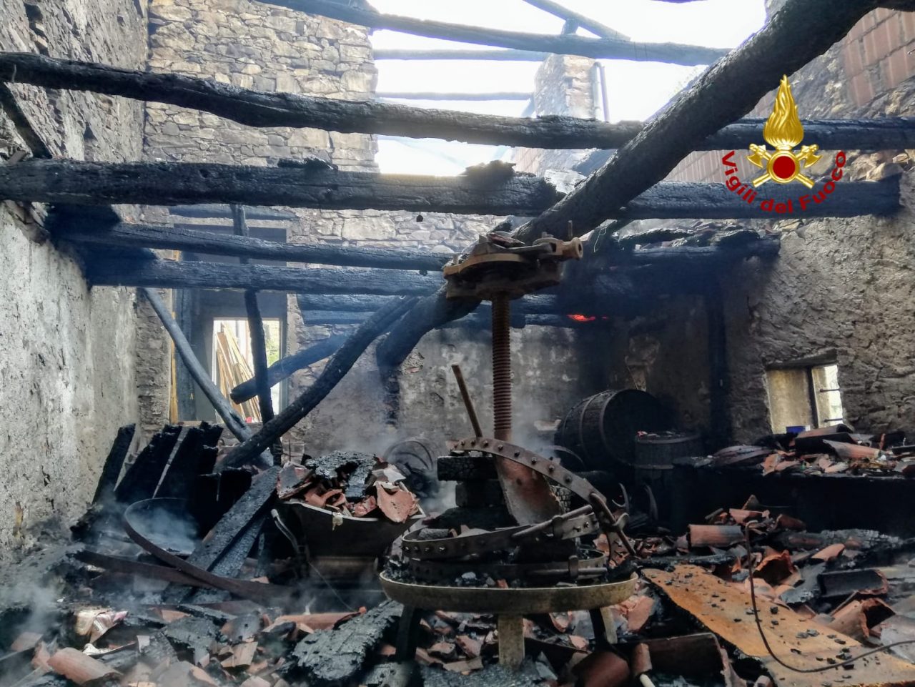 Incendio a monte Magrè, a fuoco un’abitazione disabitata