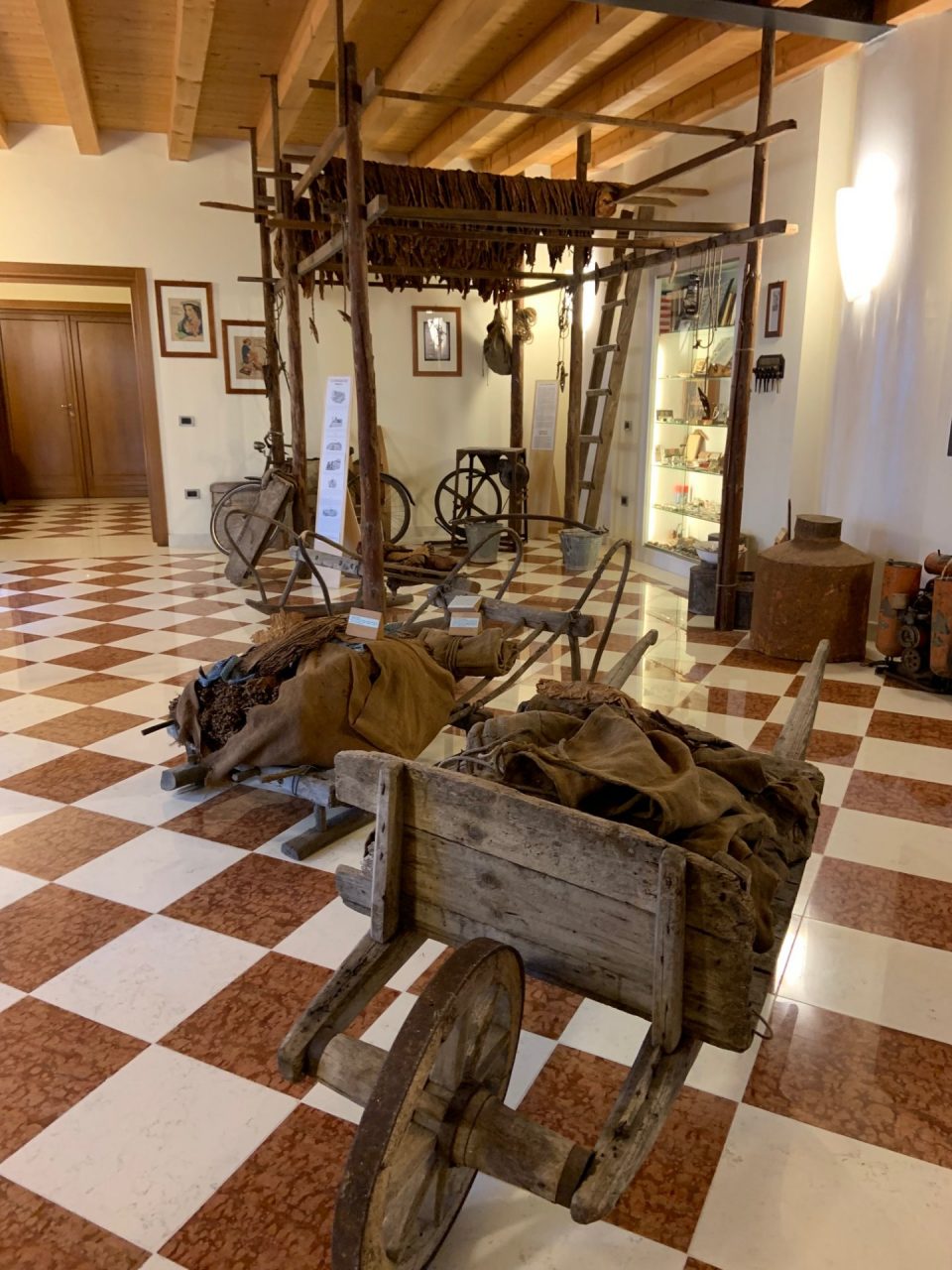 Gli oggetti del museo del tabacco e del recuperante