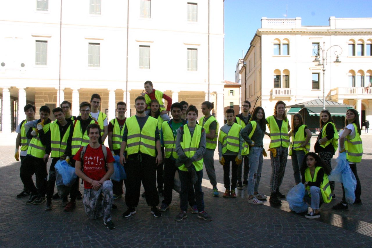 I giovani ripuliscono la città, un esempio