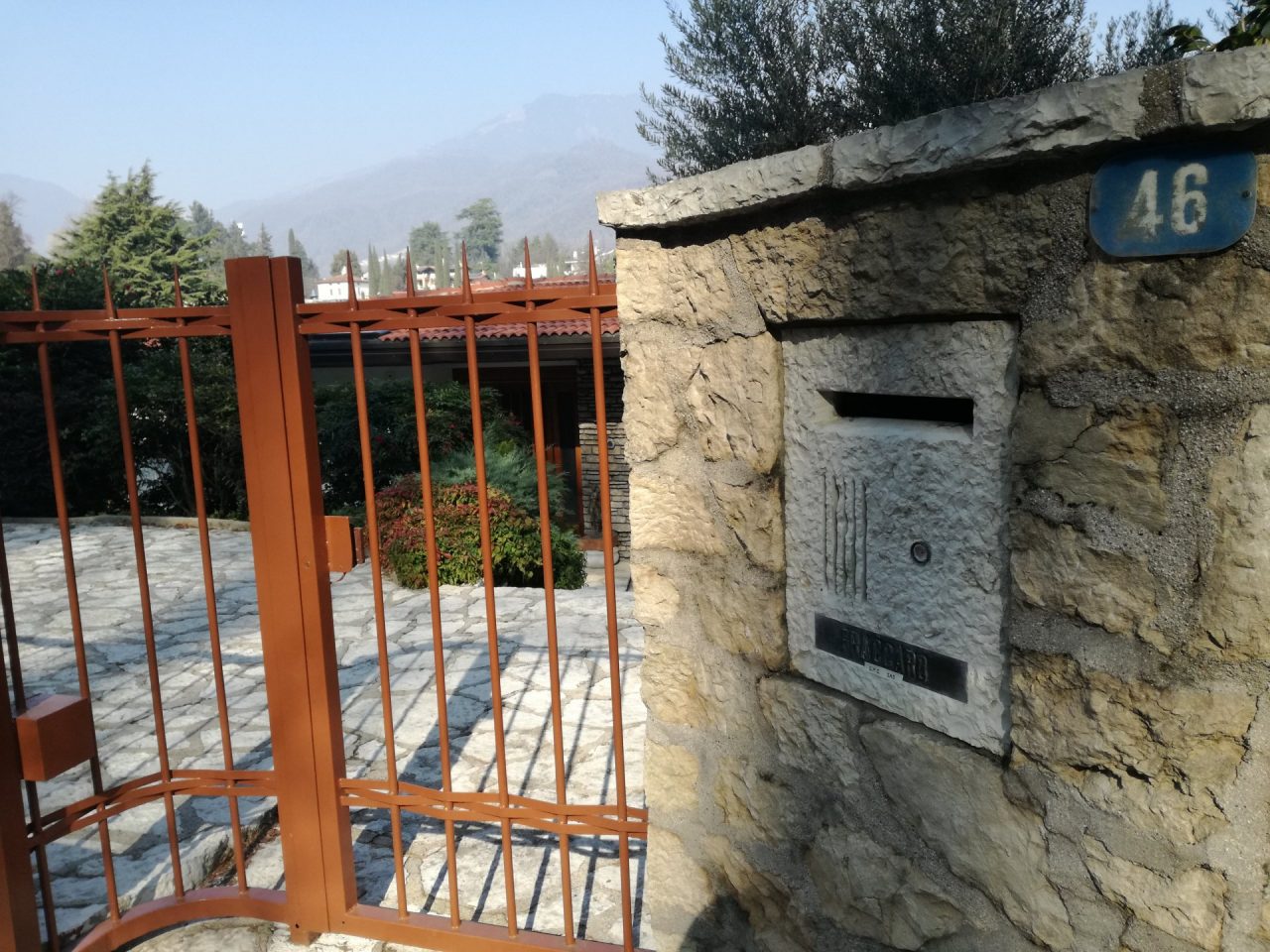 Anziano legato, picchiato e rapinato in casa