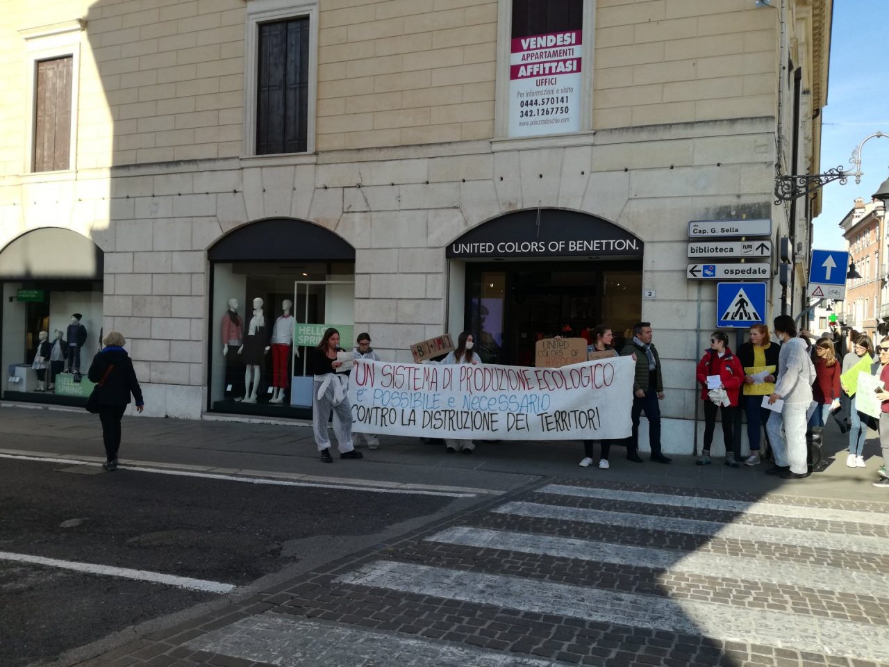 Protesta degli attivisti davanti alla Benetton