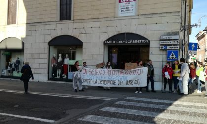 Protesta degli attivisti davanti alla Benetton