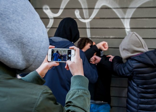 Botte da orbi in stazione, altra baruffa al parco: tutto da filmare anziché deprecare