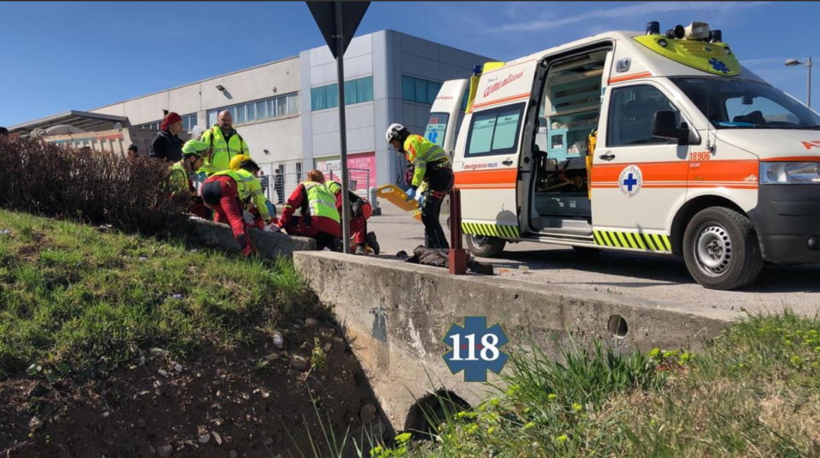 Scooter contro auto a Pederobba, grave il motociclista