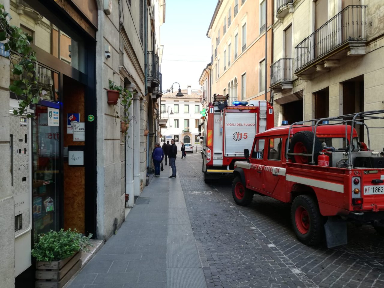 Famiglia chiusa in casa, arrivano i pompieri