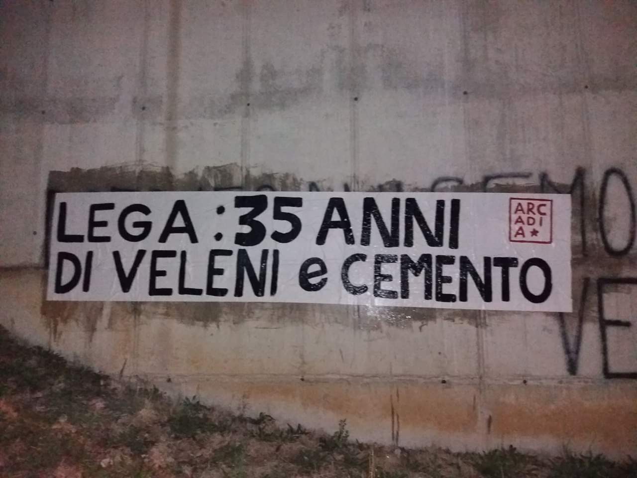 CS Arcadia, striscioni contro la Lega