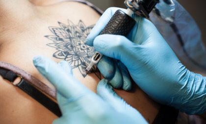 Tatuaggi ritirati 9 inchiostri sarebbero cancerogeni