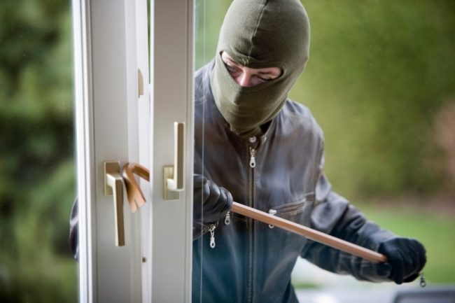 Coppia di anziani derubata in casa, minacciati e rinchiusi in una stanza da tre rapinatori