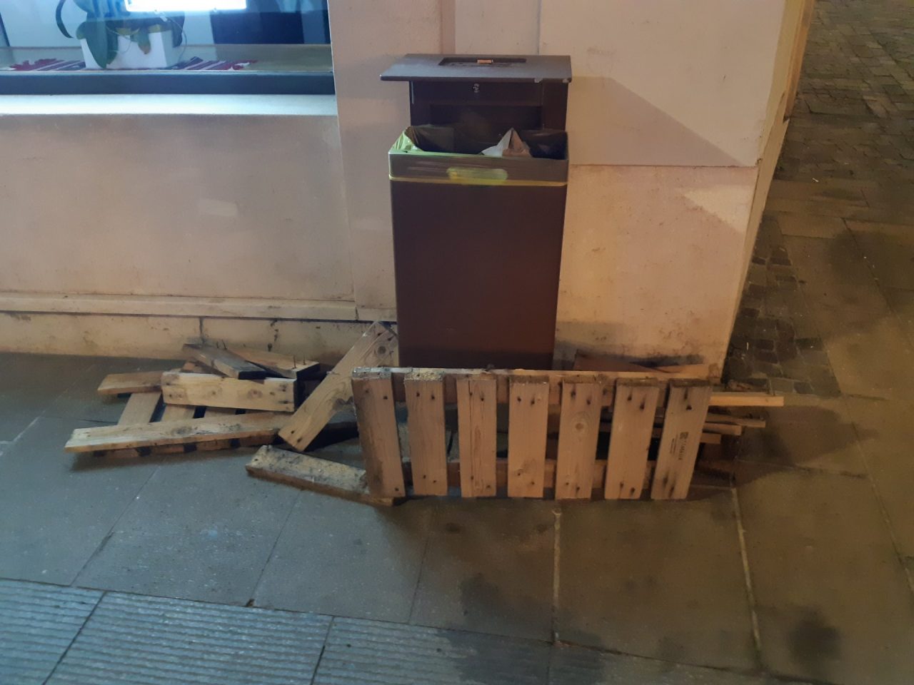Prima la partita alla tv e poi spacca la fioriera in centro a Schio