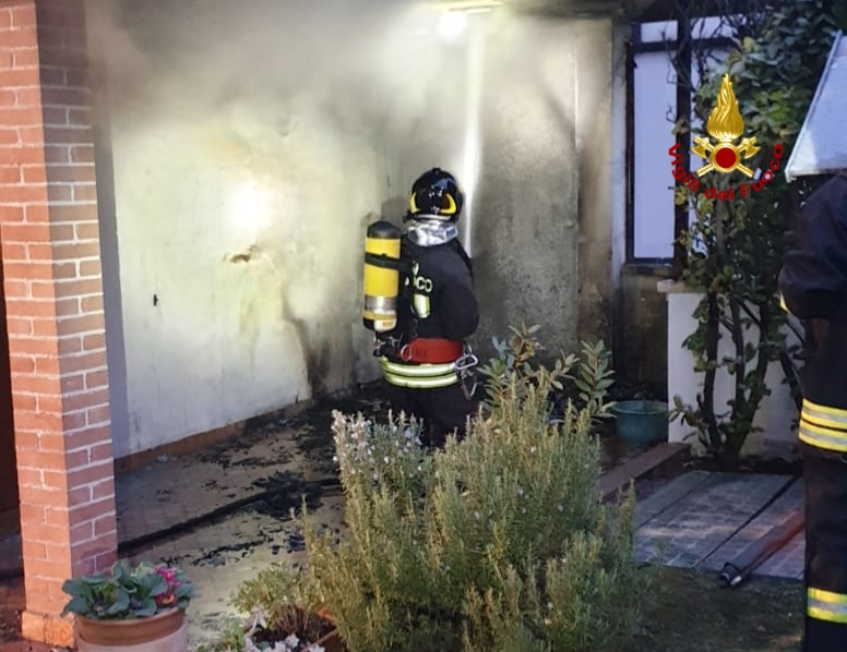 Incendio in un porticato: le fiamme partono da una stufa