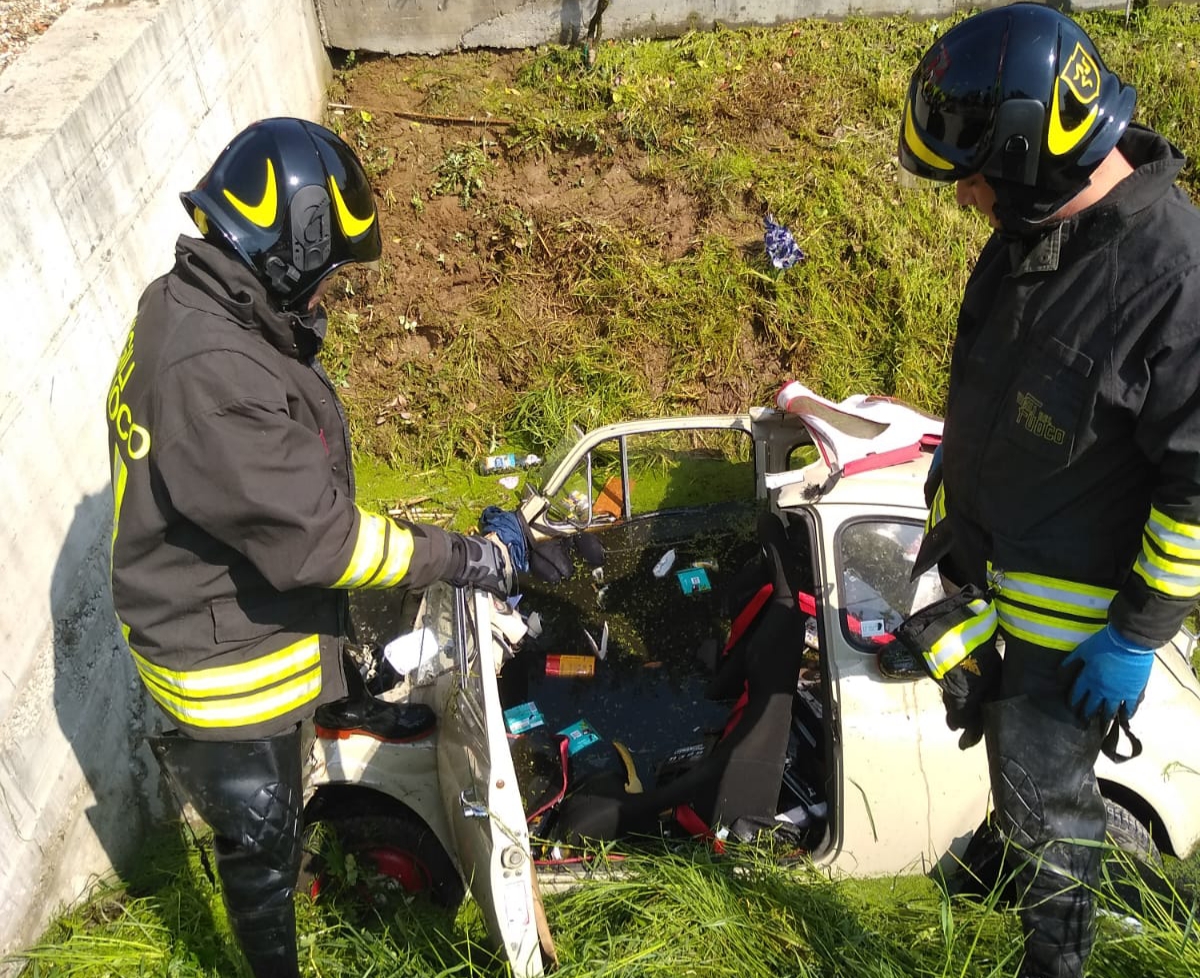 Noventa Vicentina: l’auto finisce nel canale