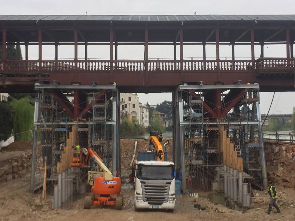 Il vecchio e amato Ponte degli Alpini torna a reggersi sul legno