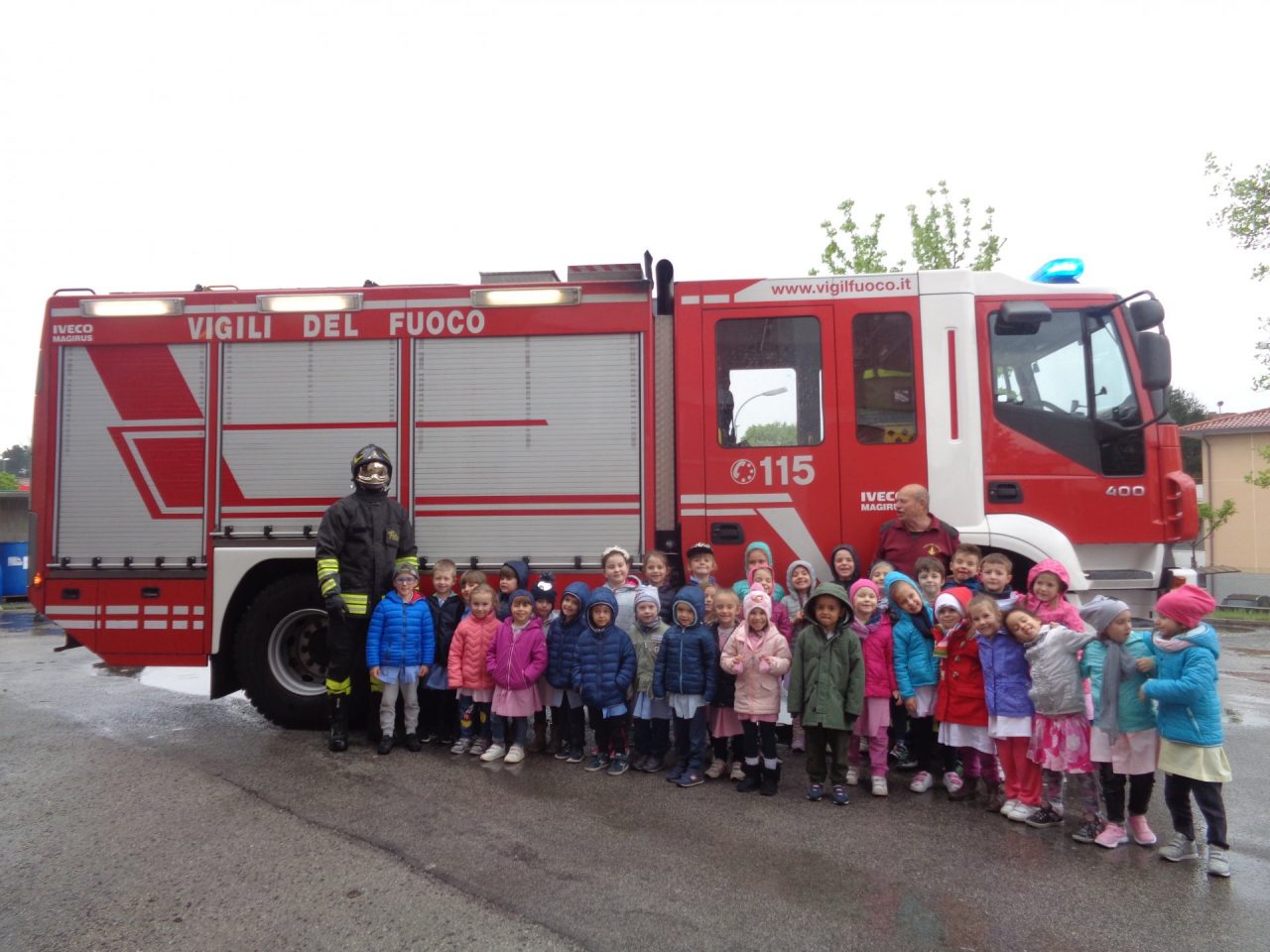 I bimbi della scuola d’infanzia in visita dai vigili del fuoco