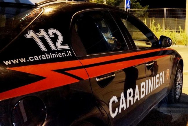 Ladro solitario scappa con la cambia monete della sala scommesse