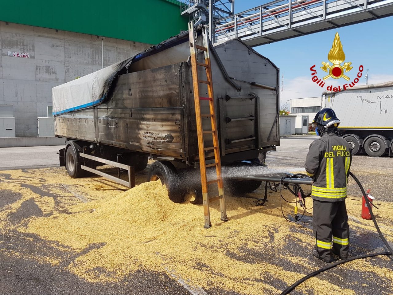 Camisano: un rimorchio in fiamme