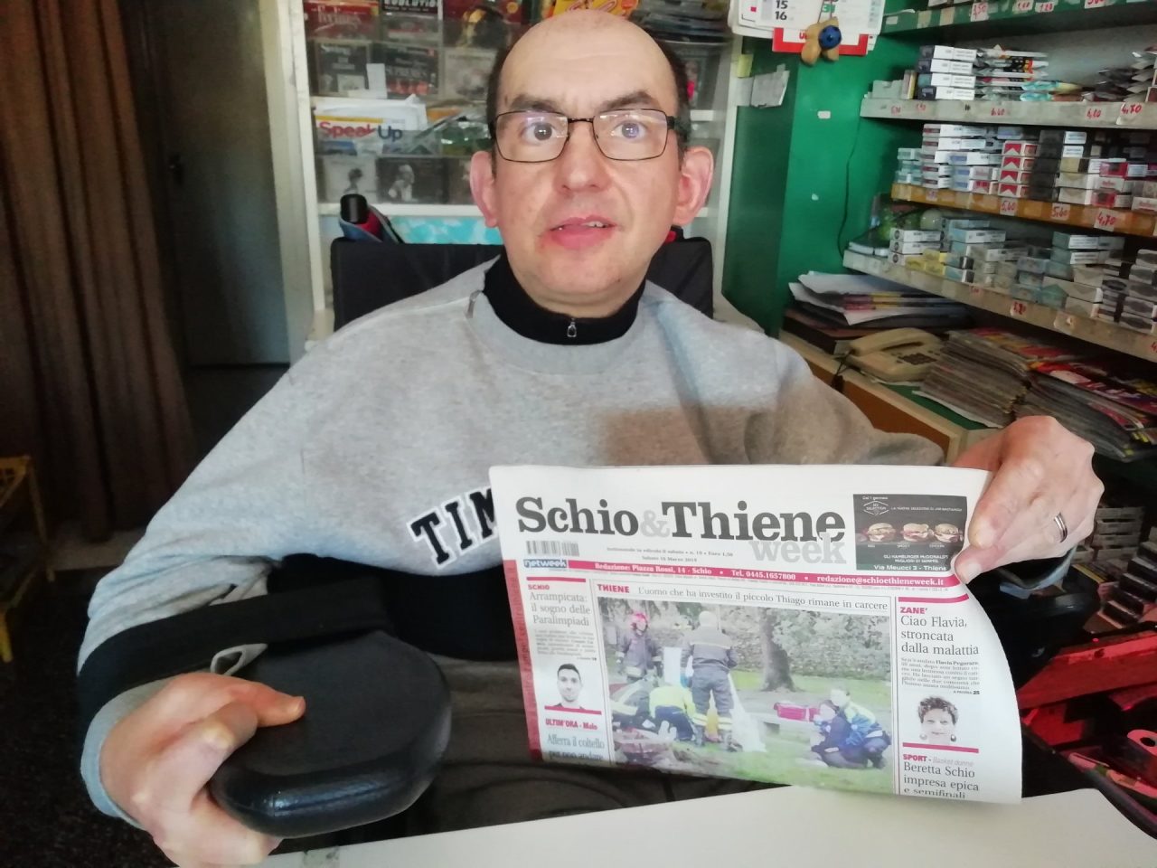 Diversamente abile realizza il sogno di vendere i giornali