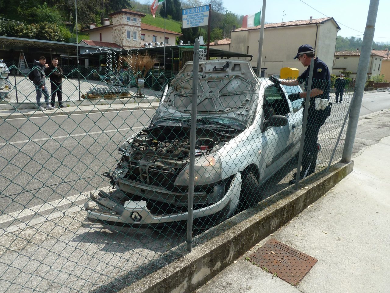 Perde il controllo dell’auto e sbanda urtando contro tre muretti