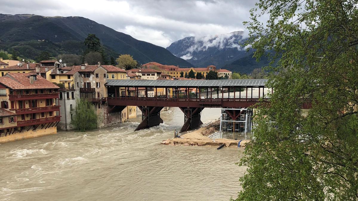 Il Brenta fa paura: chiuso il Ponte degli Alpini VIDEO