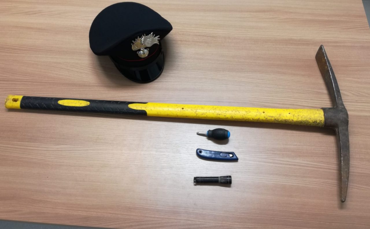 Denunciati per possesso ingiustificato di arnesi atti allo scasso
