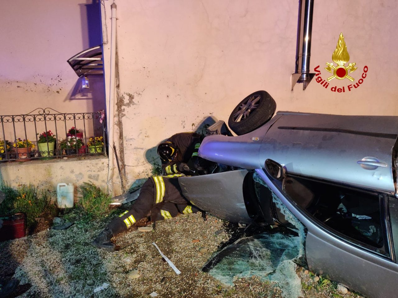 31enne si schianta contro un muro, è grave
