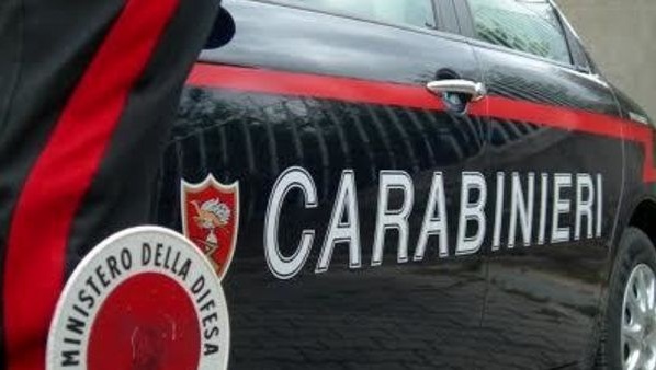 Armato di coltello si fa consegnare i soldi