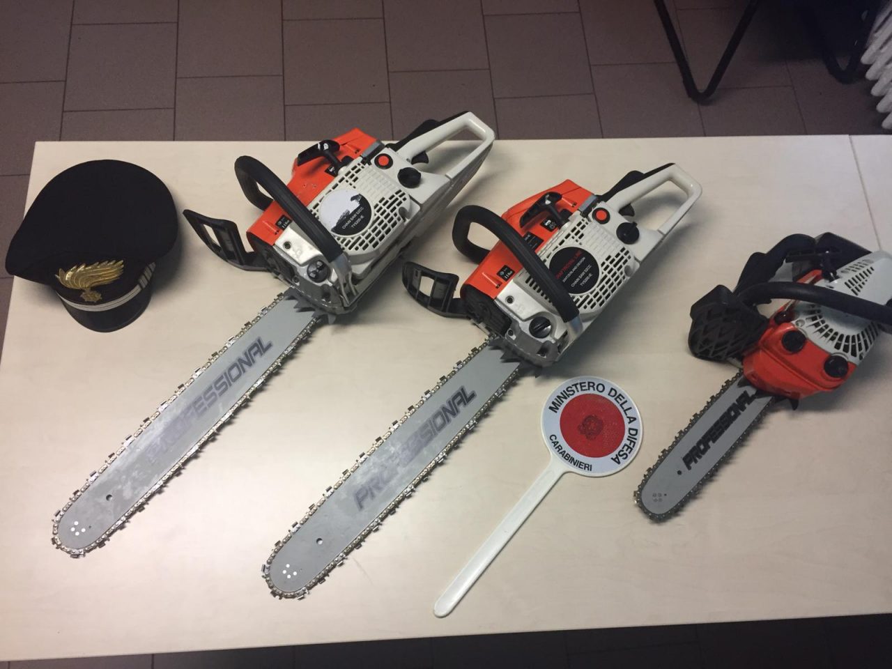 In possesso di tre motoseghe di illecita provenienza: denunciati