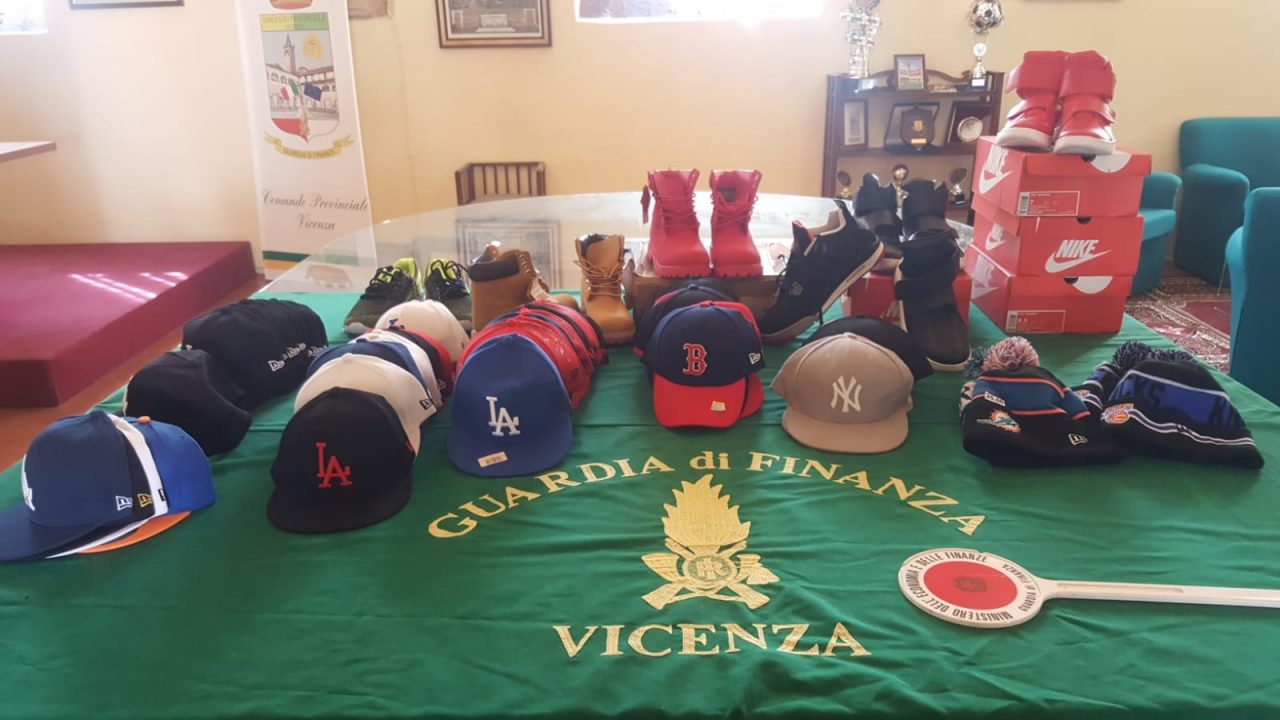 Capi d’abbigliamento ed accessori contraffatti: sequestrati