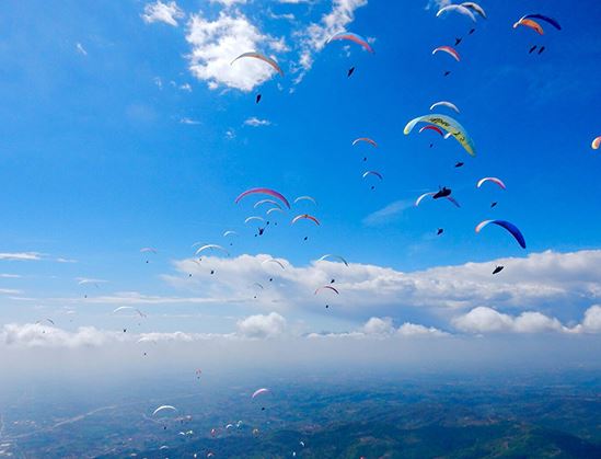 Parapendio in volo nei cieli del Grappa