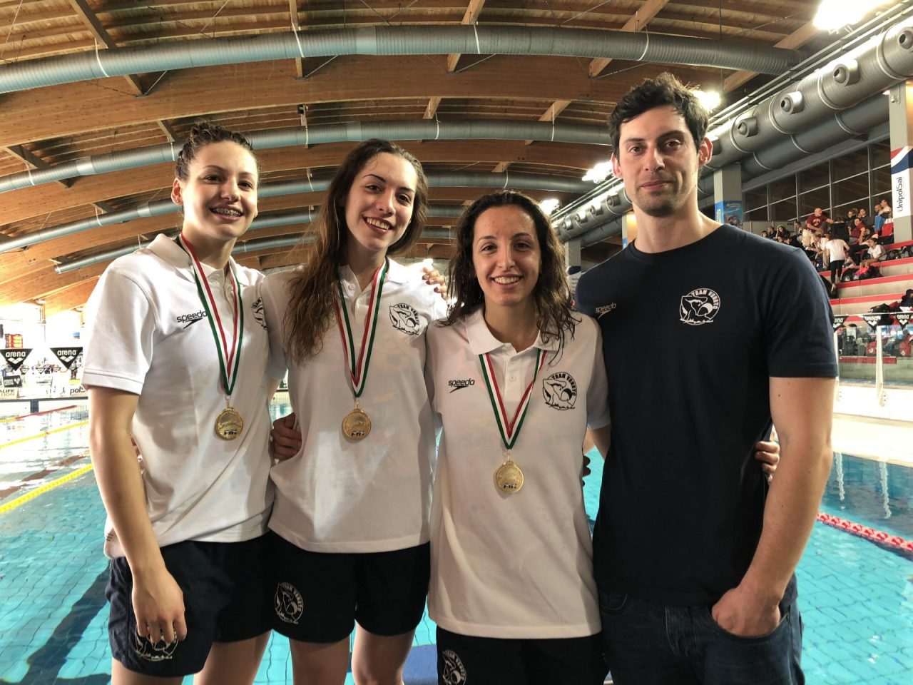 Il cielo si tinge d’oro sopra il Centro Nuoto Rosà