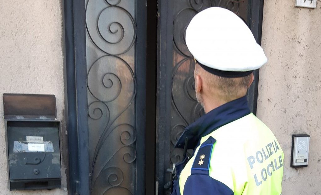 Clandestini si gettano nel canale per sottrarsi al controllo