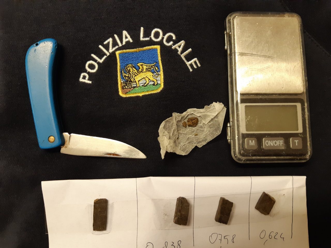 Sei dosi di hashish, un bilancino e un coltello: denunciato