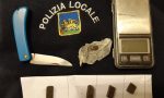 Sei dosi di hashish, un bilancino e un coltello: denunciato