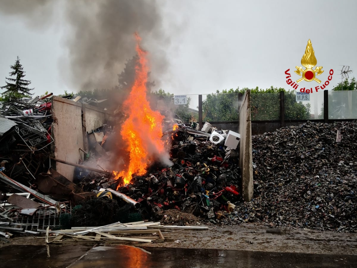 Si incendia un deposito di materiali ferrosi VIDEO