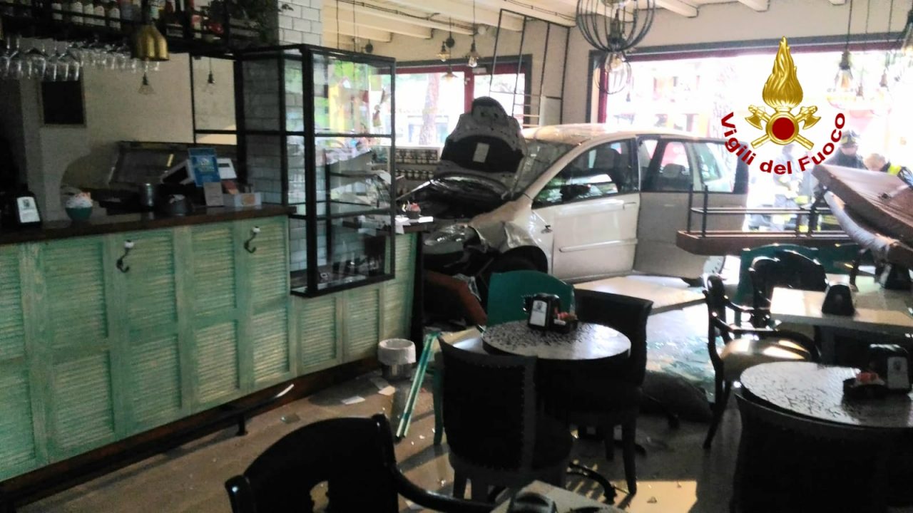 A Bassano del Grappa entra in pasticceria direttamente con l’auto