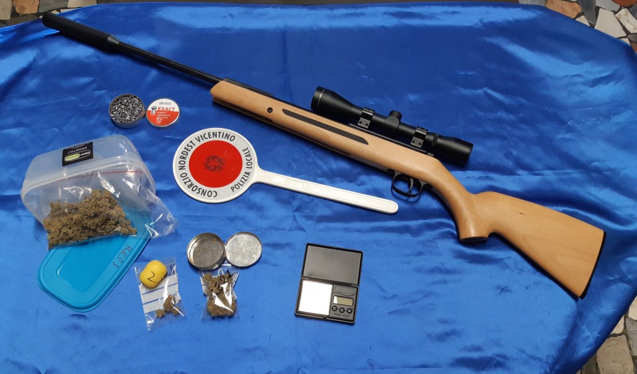 Droga e una carabina: il blitz degli agenti in borghese