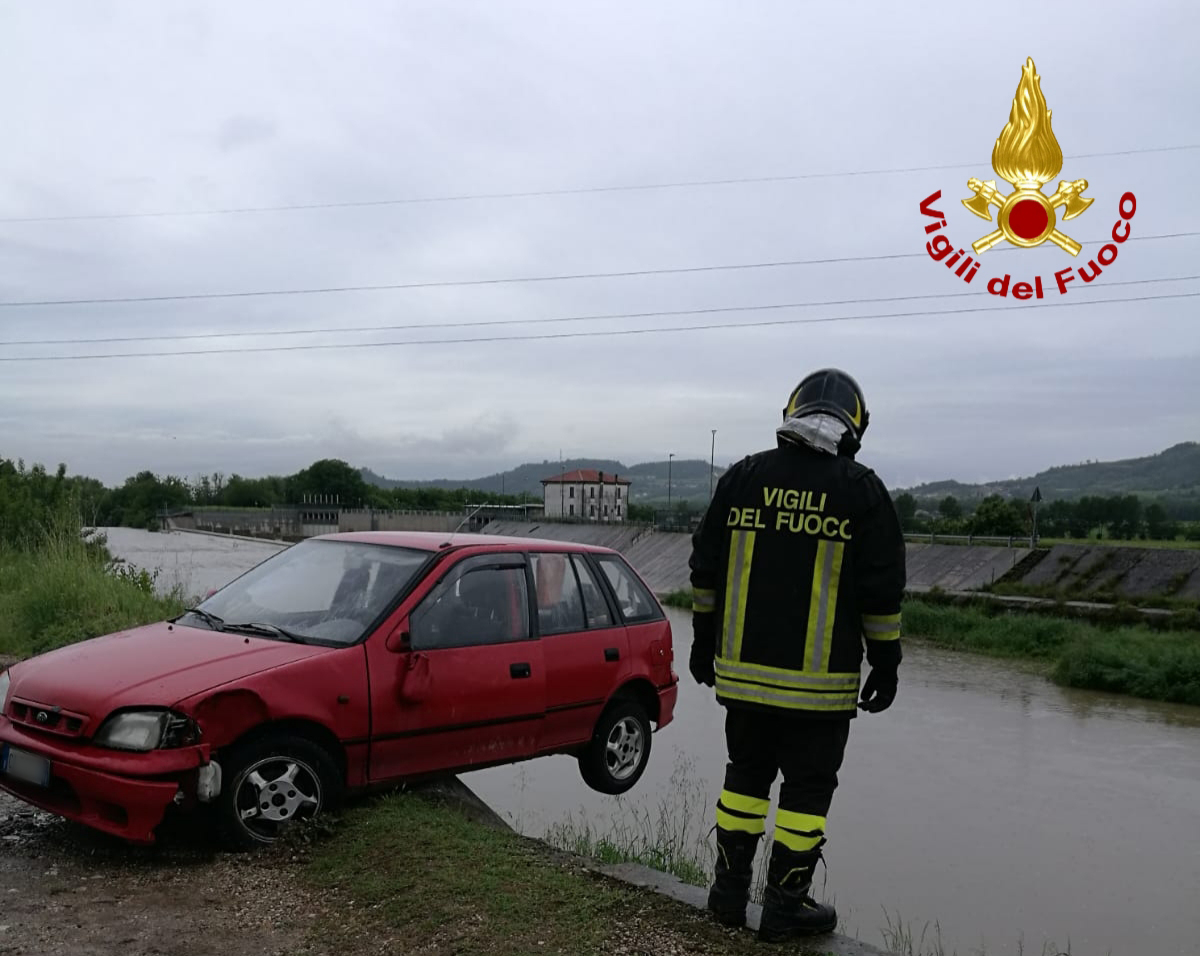 Auto in bilico rischiara di cadere nell’Agno a Montecchio Maggiore