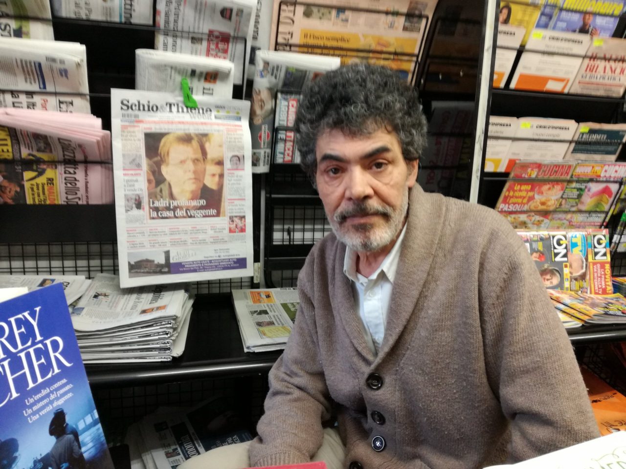 Vende giornali a Schio per far studiare i suoi tre figli