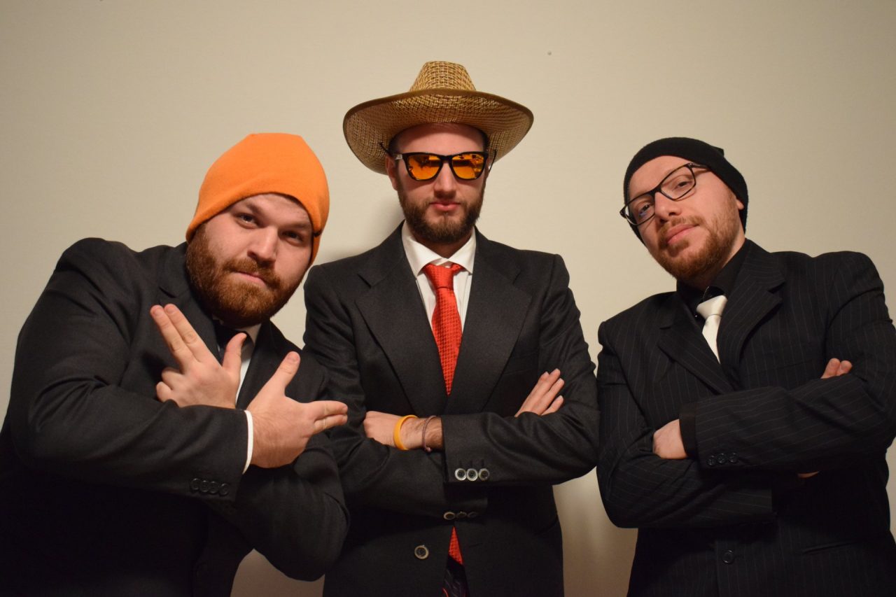 Tre amici guardano il mondo da Radio Oblò