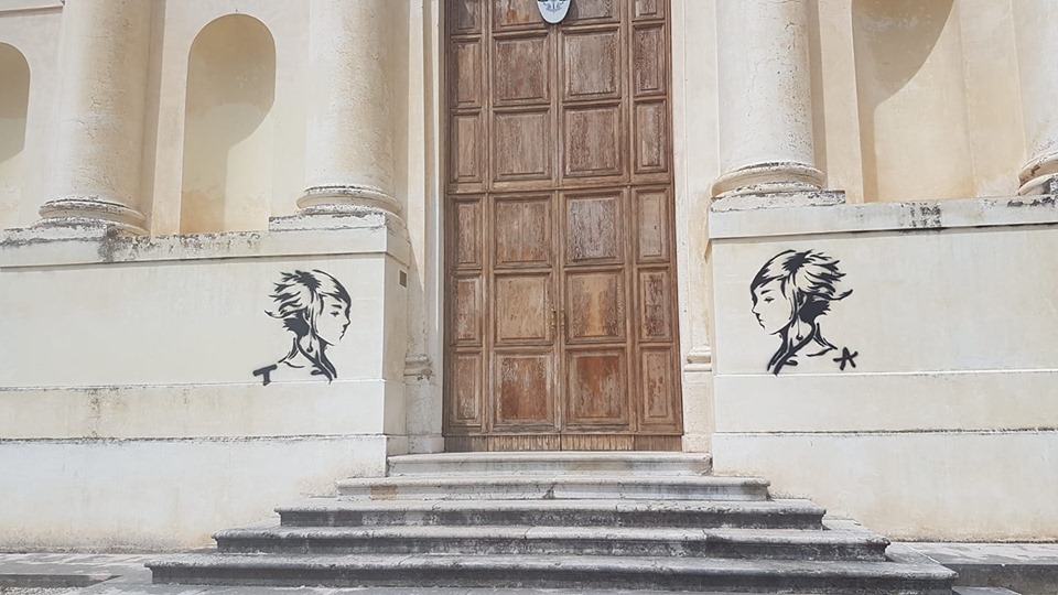Street art? No, atti vandalici sulle colonne della chiesa di Santorso